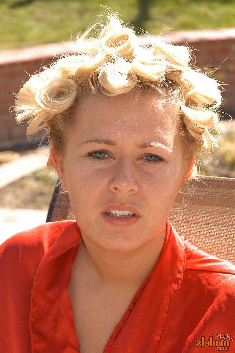 16P A loira natural Riley Evens exibe seus peitos lindos quando está nua