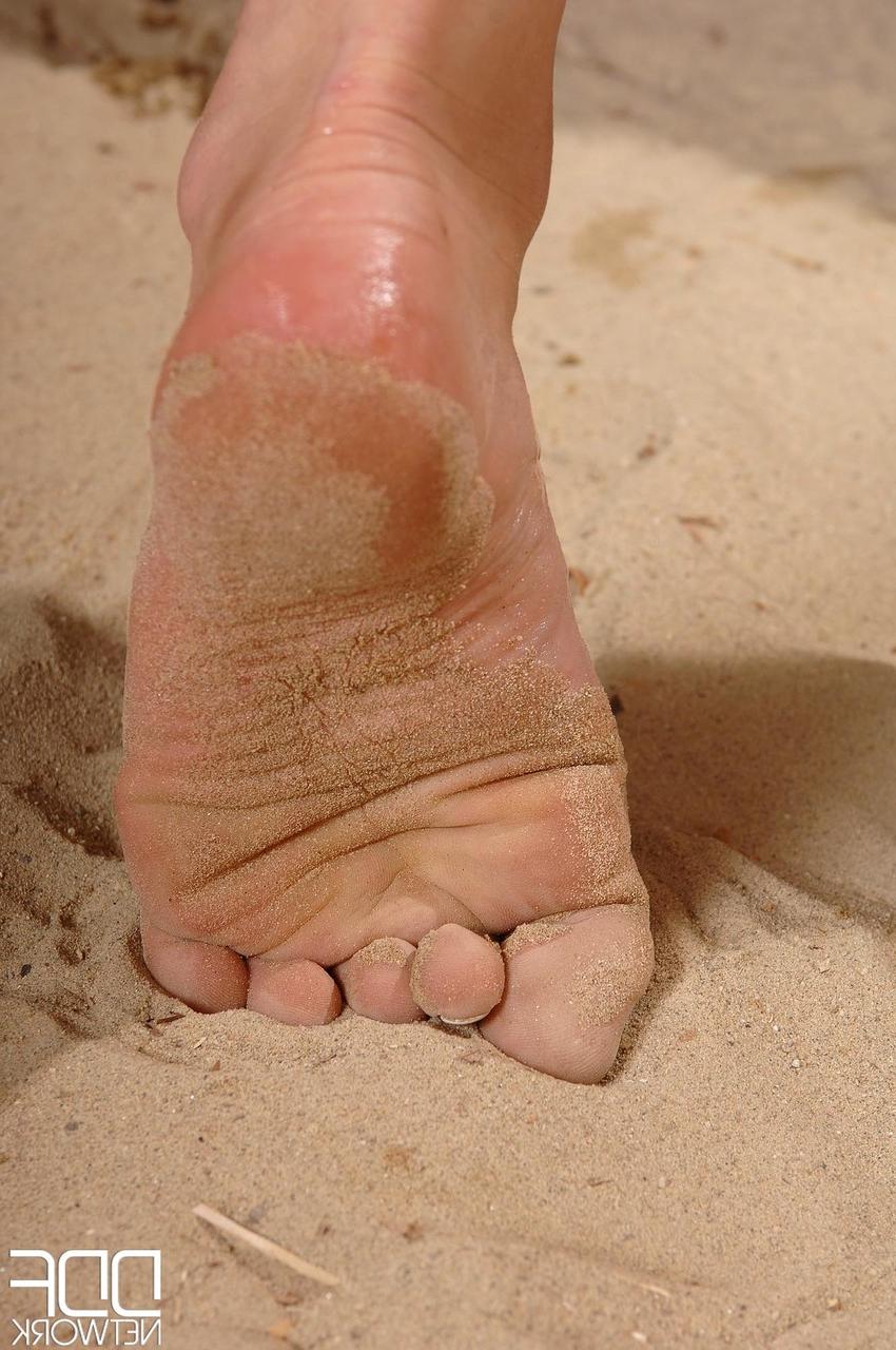 20P La jeune brune Rebecca Contreras se fait huiler les pieds avant de faire un footjob.