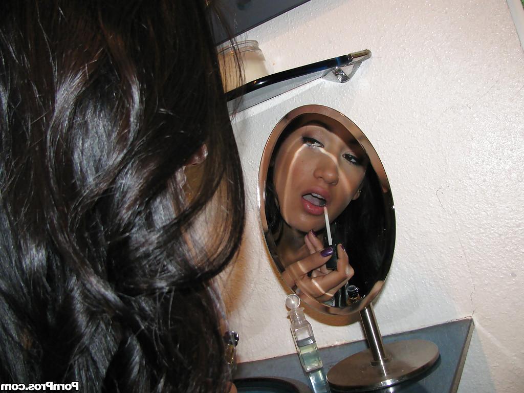 16P A gata adolescente Amia Miley se despindo pronta para uma massagem gostosa na realidade