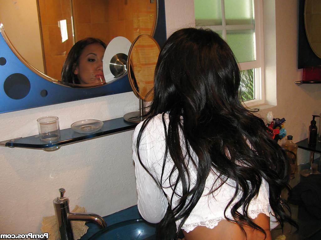 16P A gata adolescente Amia Miley se despindo pronta para uma massagem gostosa na realidade