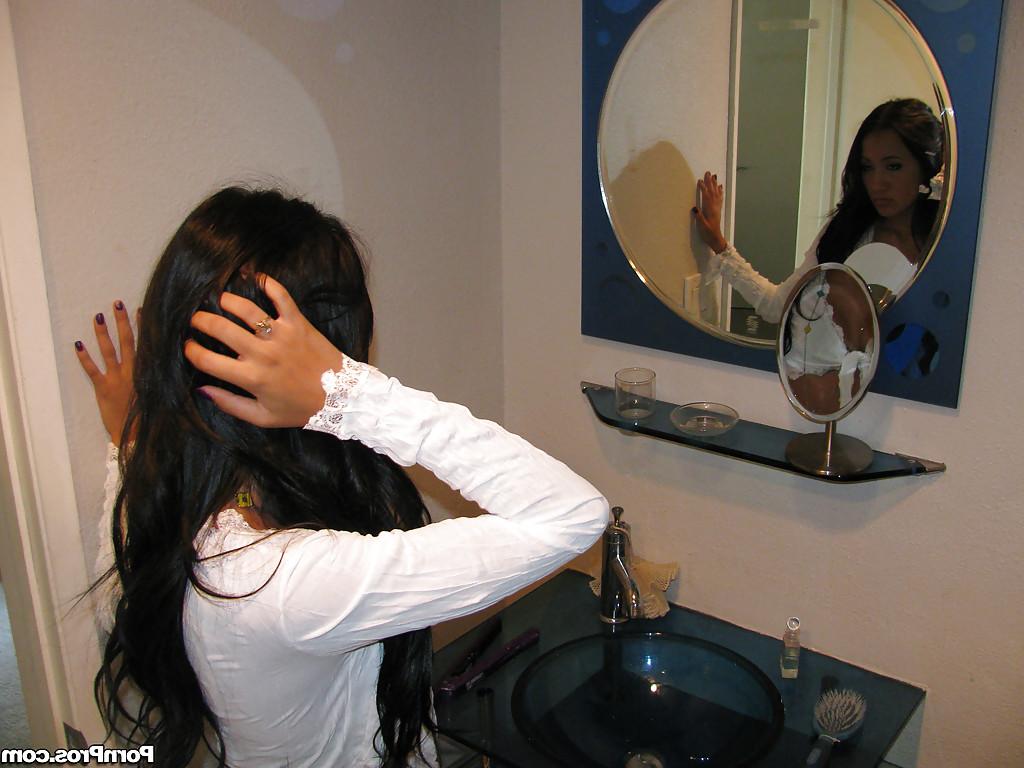 16P A gata adolescente Amia Miley se despindo pronta para uma massagem gostosa na realidade