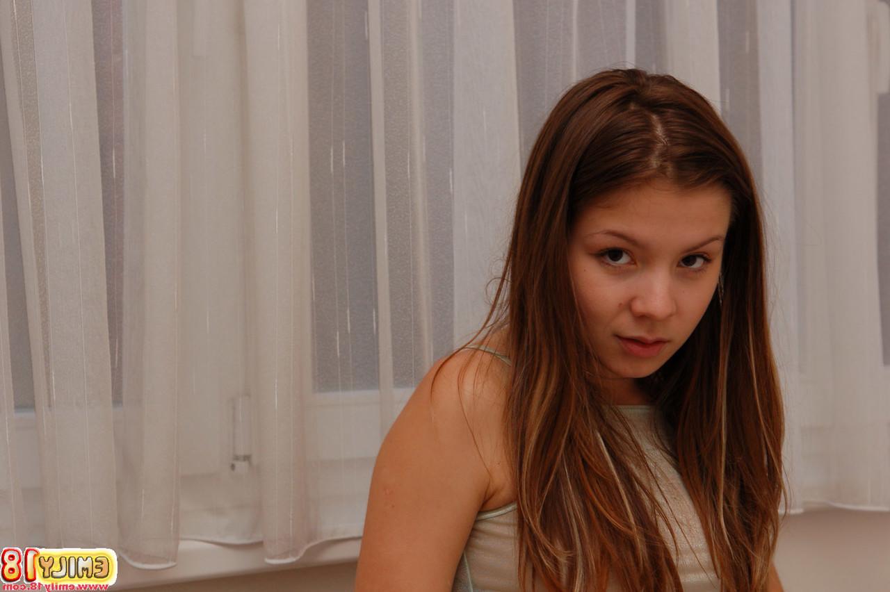 15P Adolescente fofa mexe a bunda sexy enquanto faz topless com uma calcinha fio dental