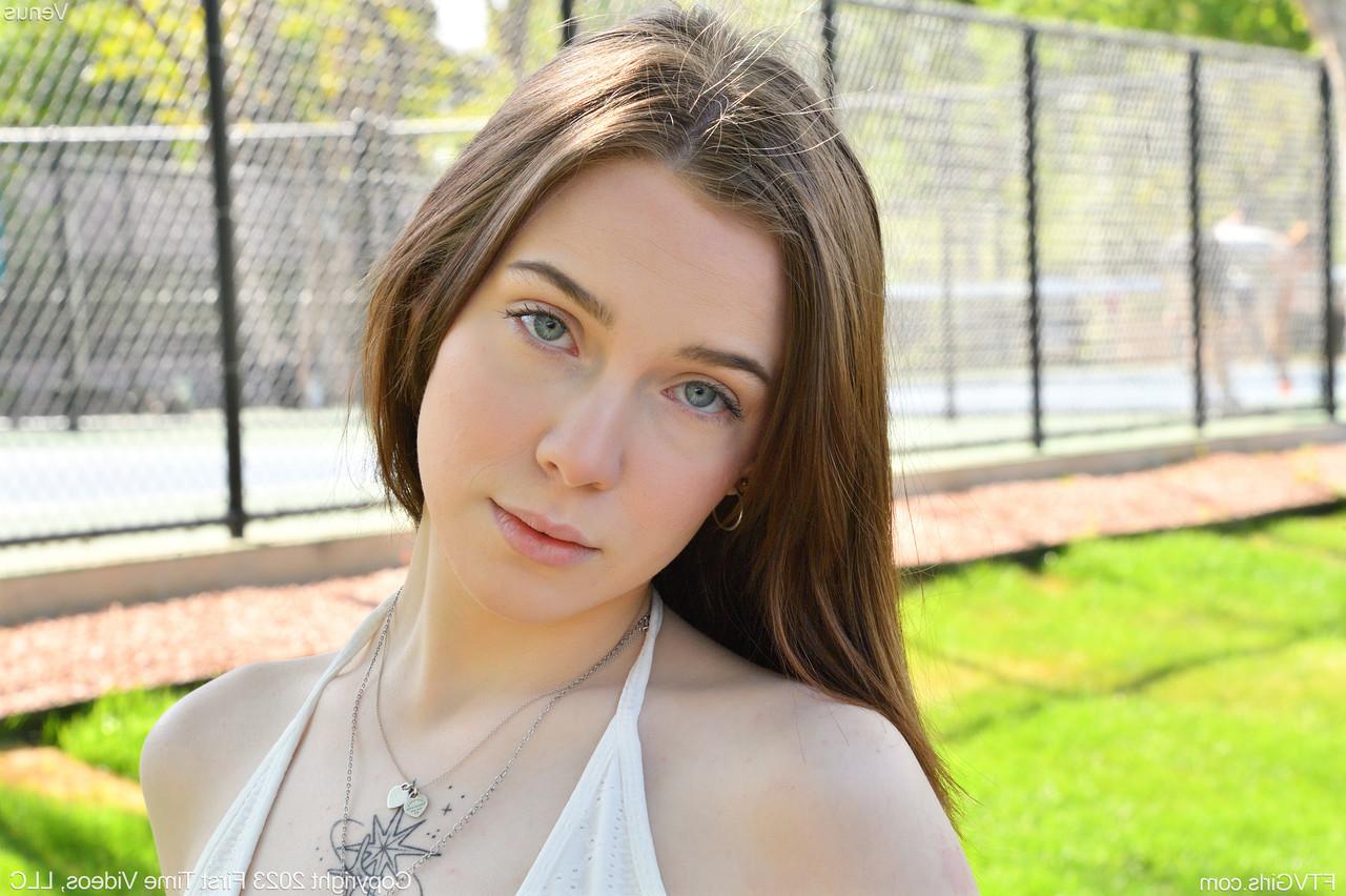 20P Das wunderbare Amateur-Babe Venus zeigt in der Öffentlichkeit ihr Höschen und ihre Titten