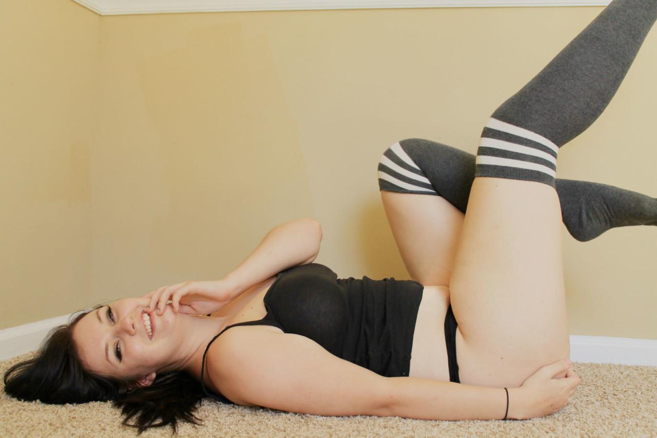 15P A linda gata Aerie mostra um de seus peitos suculentos e exibe sua bunda grande na cama
