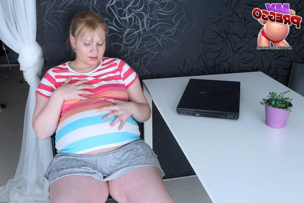 15P Une femme enceinte et pulpeuse se déshabille avant de se masturber avec un jouet sexuel