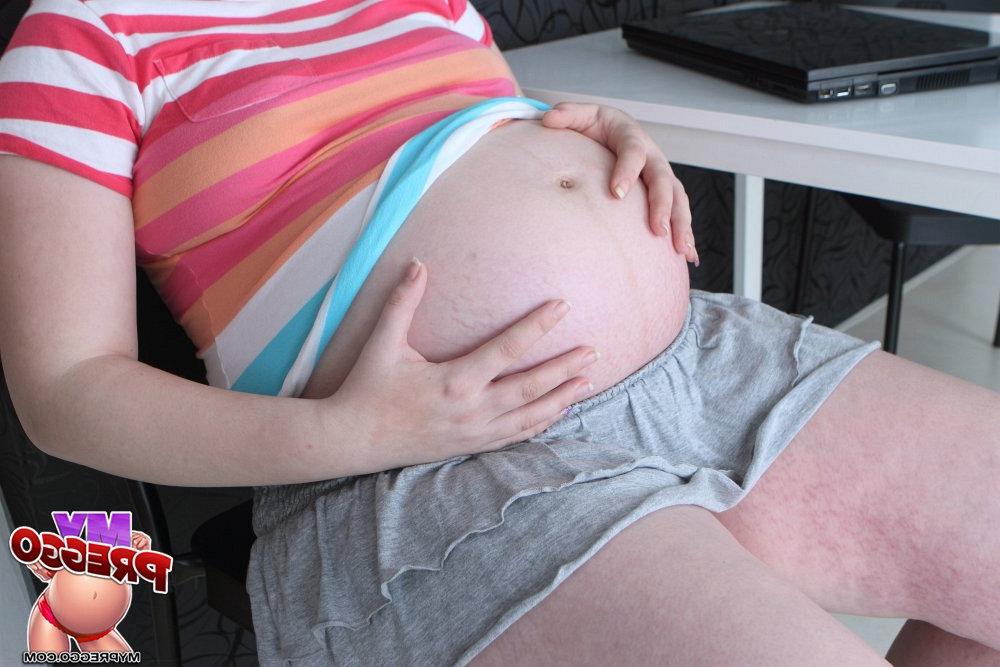 15P Une femme enceinte et pulpeuse se déshabille avant de se masturber avec un jouet sexuel