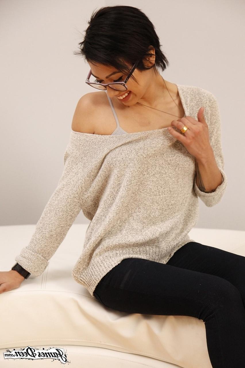 16P A garota Hipster Latina Aubrey Luna posa sozinha na cama e mostra bunda e boceta