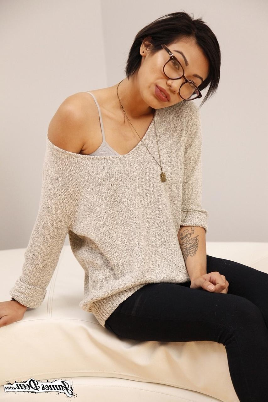 16P A garota Hipster Latina Aubrey Luna posa sozinha na cama e mostra bunda e boceta