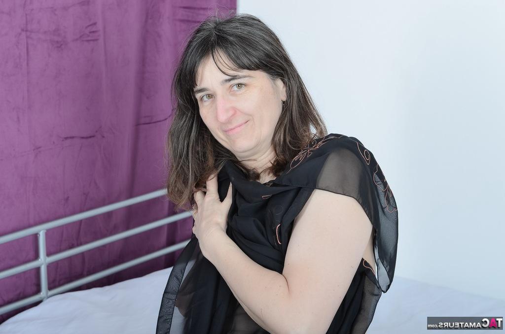 20P Mulher madura e feia em lingerie preta transparente enfia um vibrador enorme na buceta