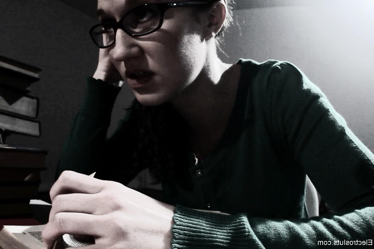 17P Mulher nerd sofre humilhação psicológica por professora lésbica