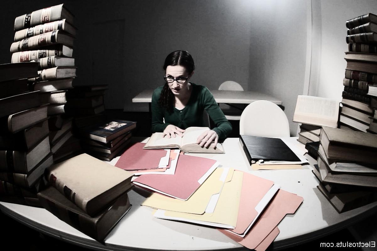 17P Mulher nerd sofre humilhação psicológica por professora lésbica