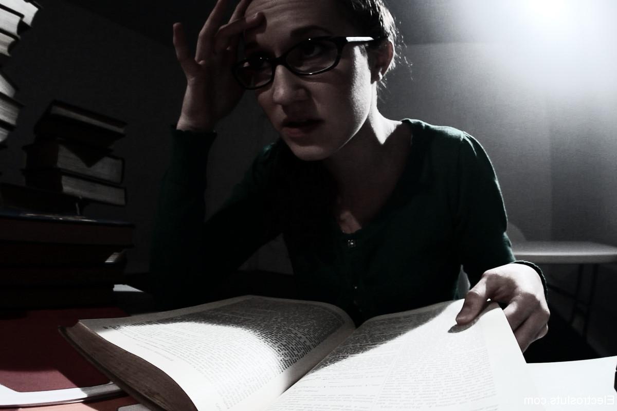 17P Mulher nerd sofre humilhação psicológica por professora lésbica
