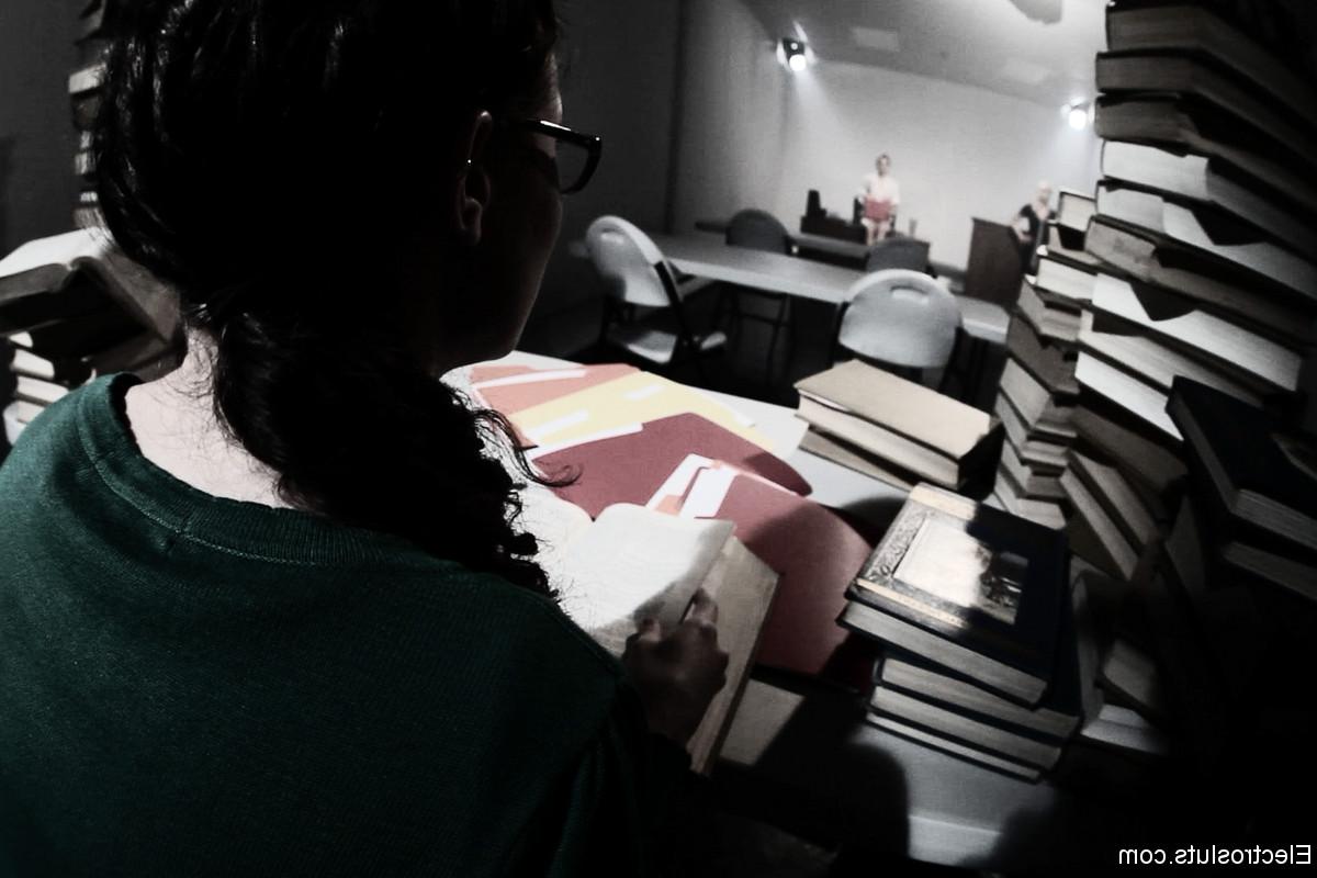 17P Mulher nerd sofre humilhação psicológica por professora lésbica