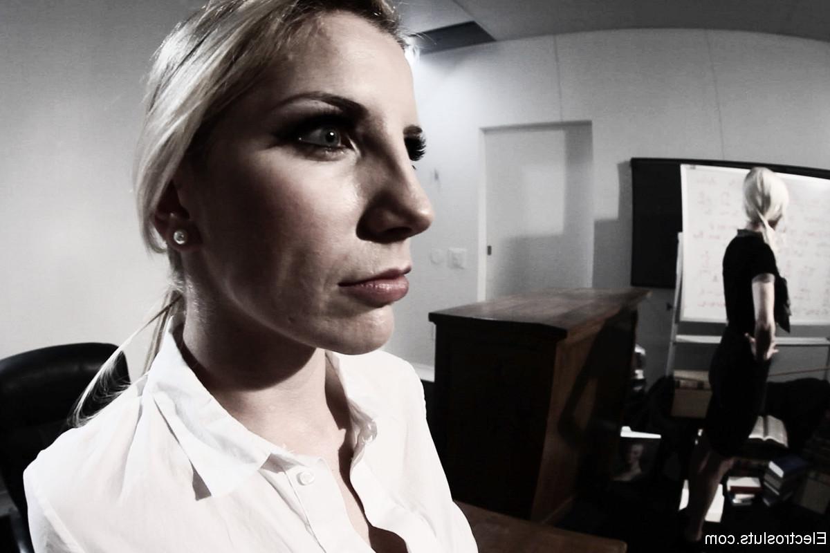 17P Mulher nerd sofre humilhação psicológica por professora lésbica