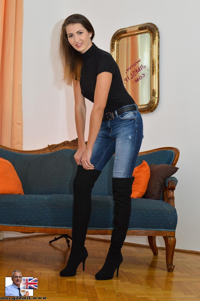 20P Die europäische Schönheit in sexy Jeans und Stiefeln Nicole zieht sich aus und berührt sich
