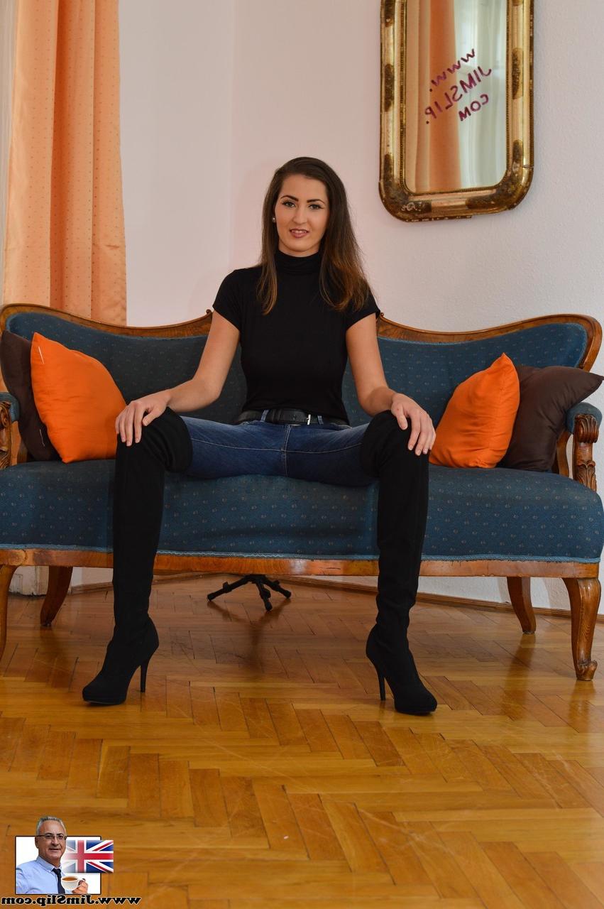 20P Die europäische Schönheit in sexy Jeans und Stiefeln Nicole zieht sich aus und berührt sich
