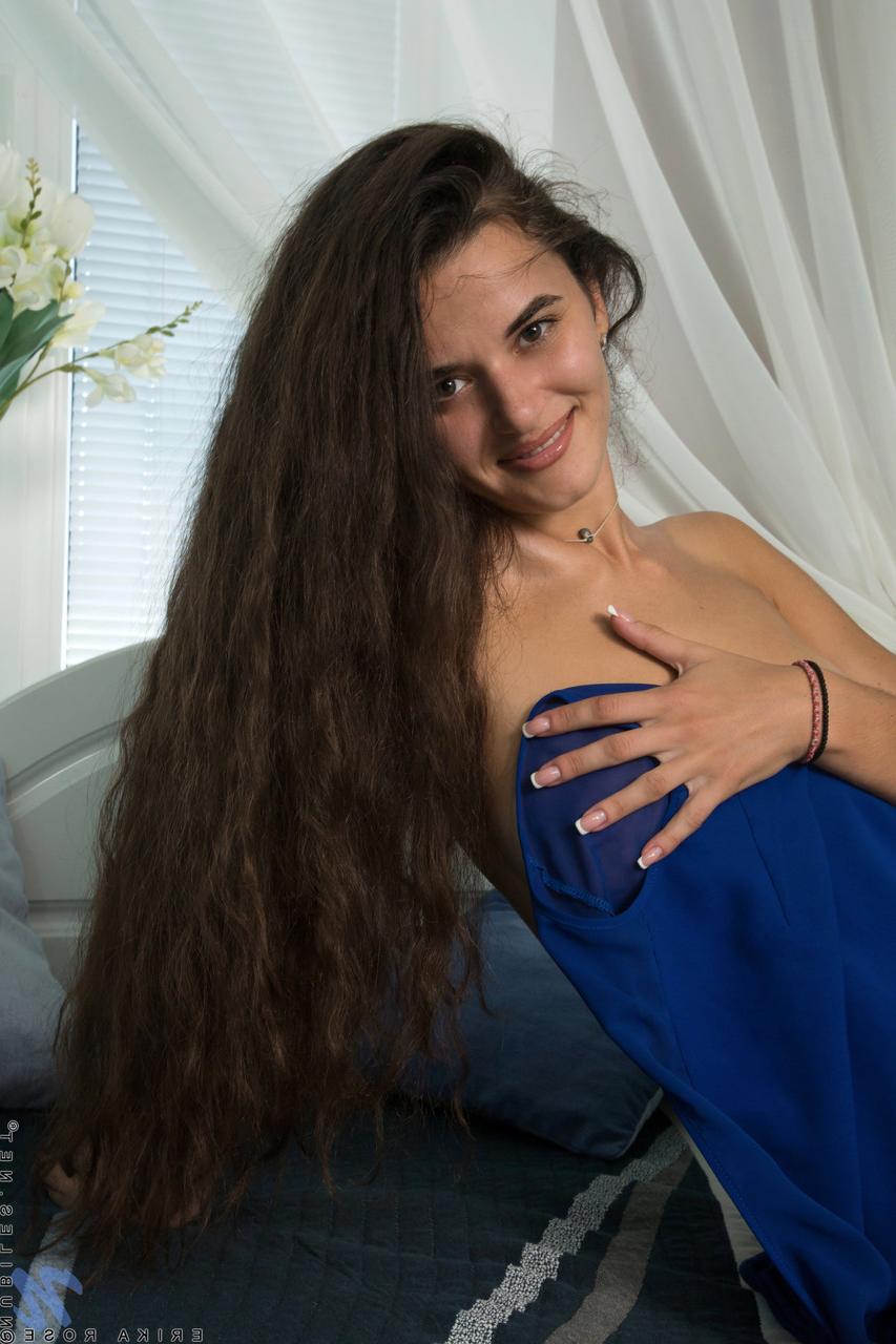 20P Adolescente com peitos pequenos Erika Rose tirando a roupa e acariciando sua vagina saborosa
