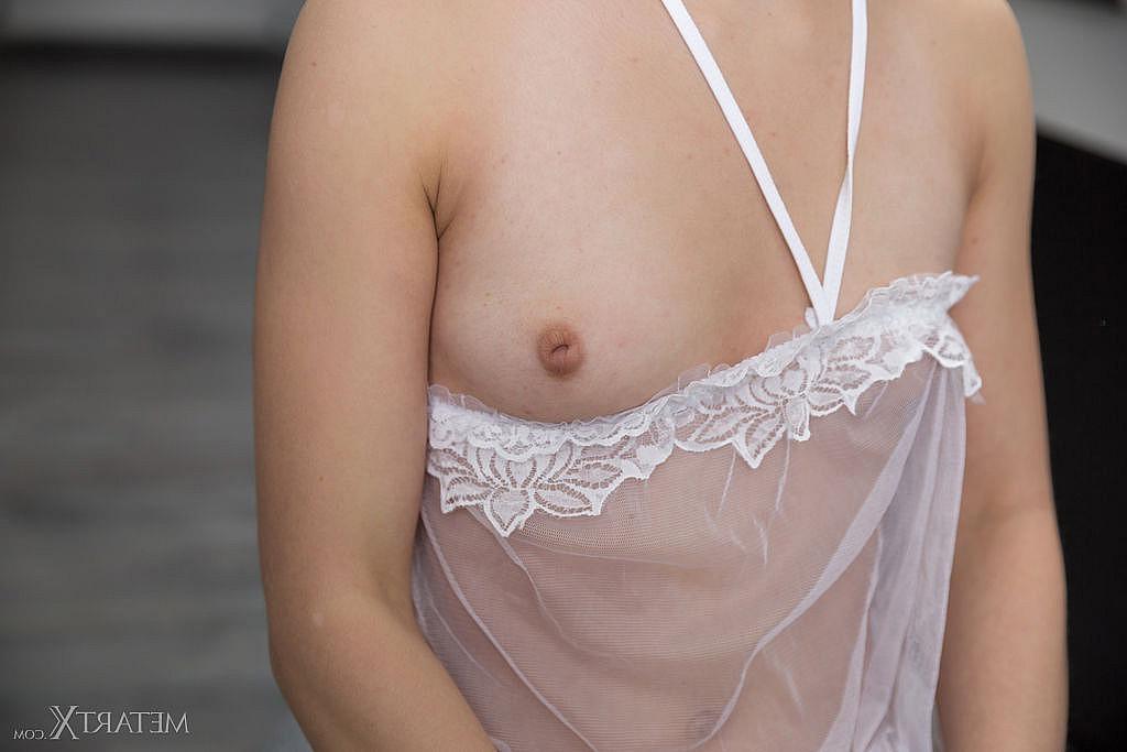 15P Alaya, jeune rousse, doigte sa chatte chauve après avoir retiré sa lingerie transparente.
