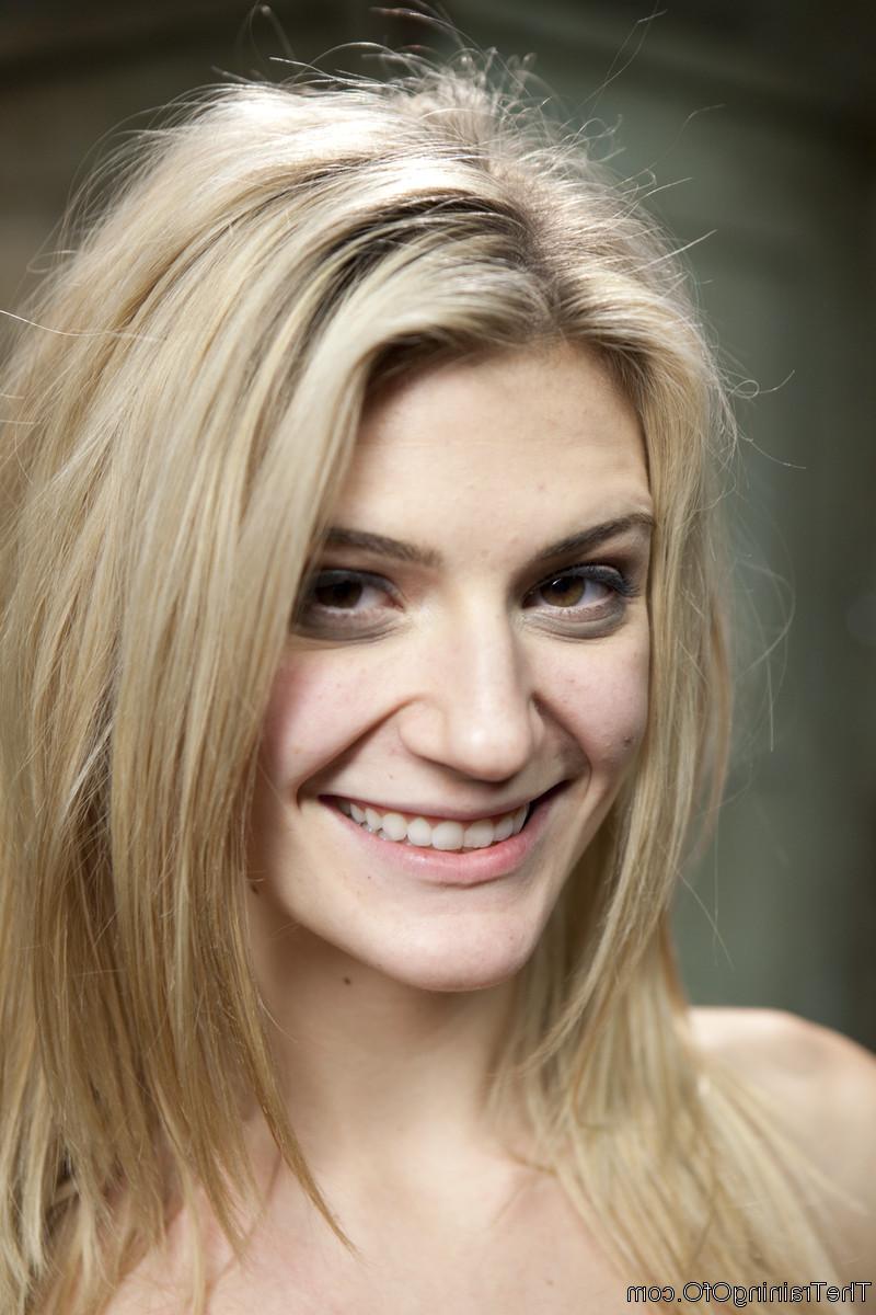 20P A linda loira Amanda Tate é amarrada e fodida pelo mestre Owen Gray