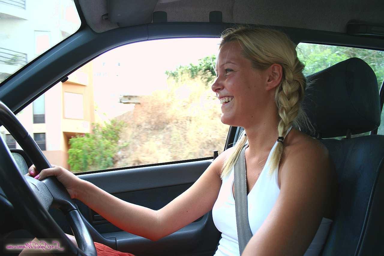 17P Die sexy blonde Teenagerin Sophie Moone wird beim Umziehen von der Kamera gefilmt