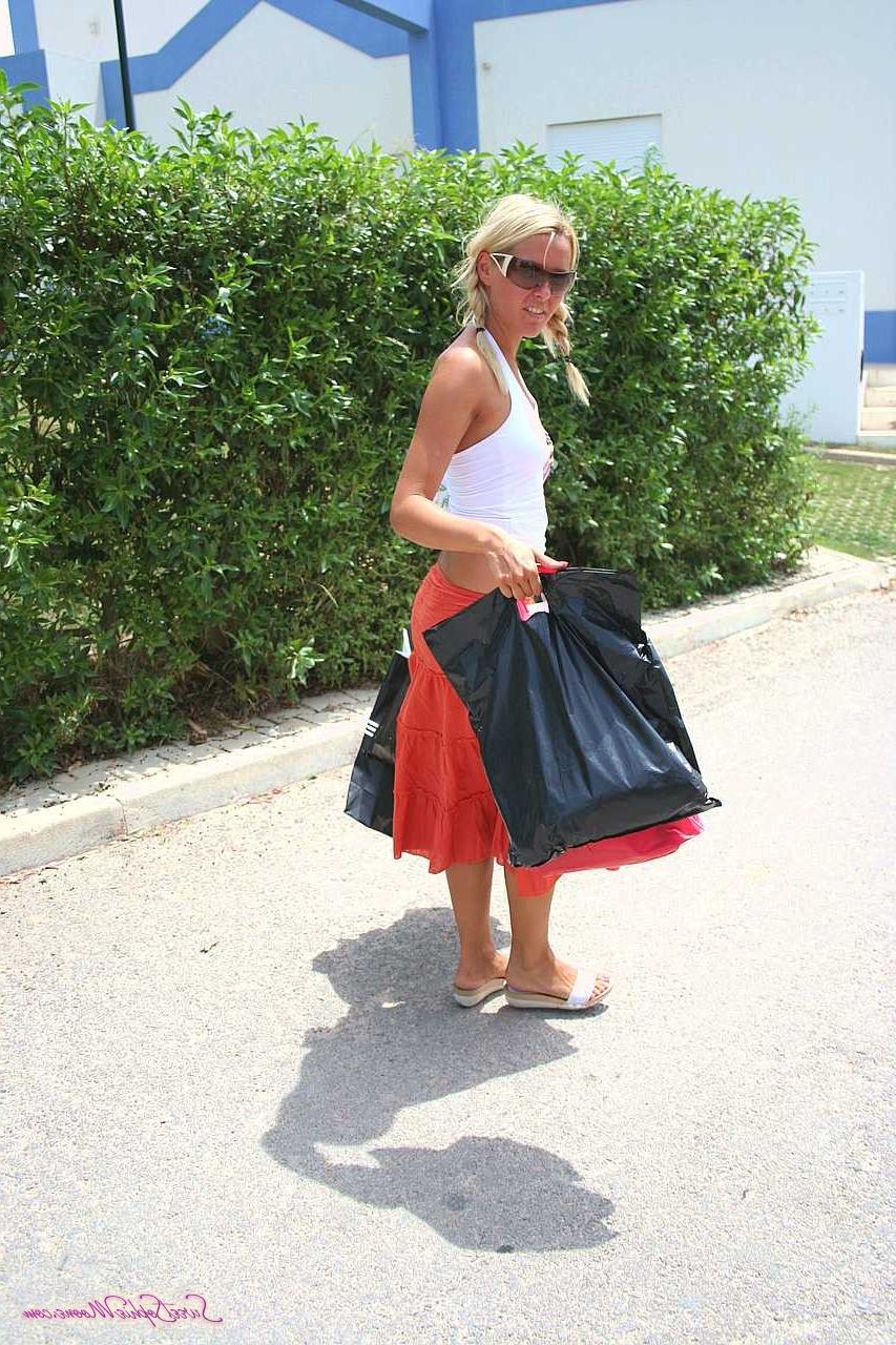 17P Die sexy blonde Teenagerin Sophie Moone wird beim Umziehen von der Kamera gefilmt