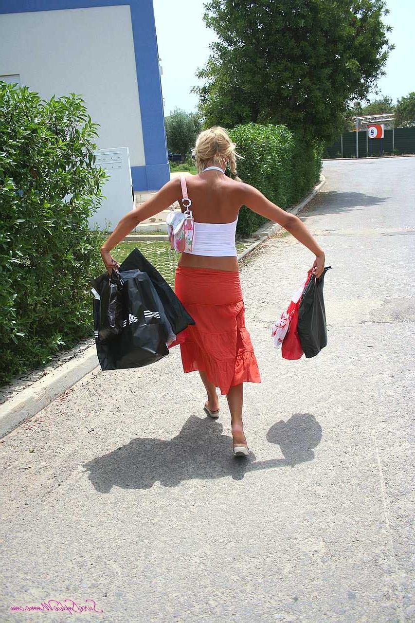 17P Die sexy blonde Teenagerin Sophie Moone wird beim Umziehen von der Kamera gefilmt