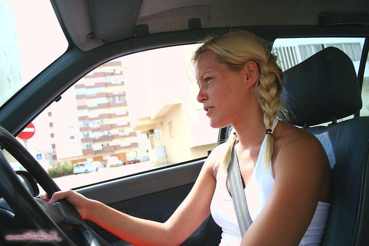 17P Die sexy blonde Teenagerin Sophie Moone wird beim Umziehen von der Kamera gefilmt