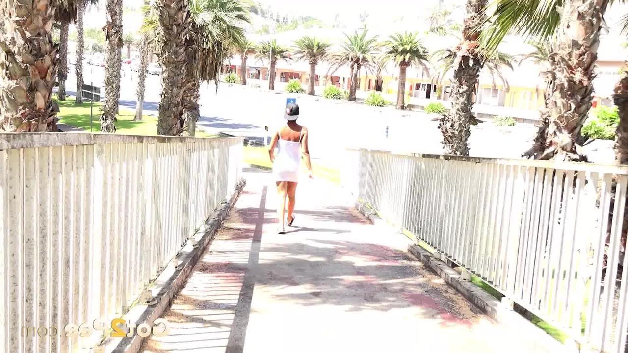 15P A garota caucasiana Chloe Lamour mijando em uma ponte de pedestres