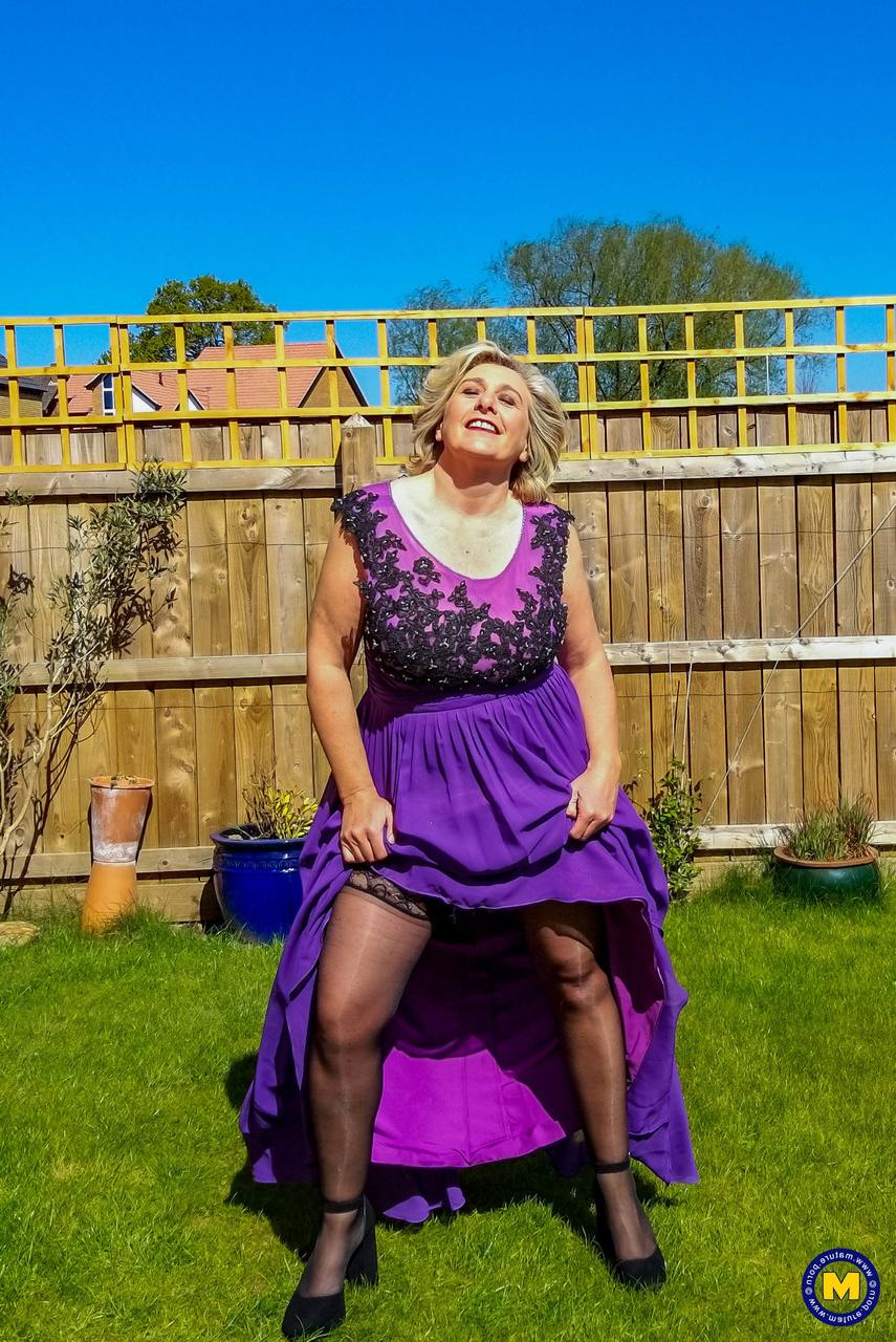 20P La rubia madura camilla creampie muestra una falda bajo la falda sin bragas al aire libre