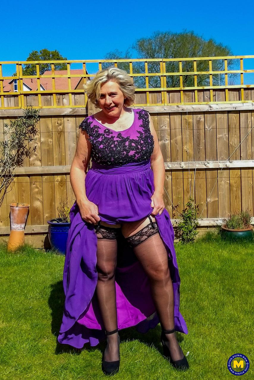 20P La rubia madura camilla creampie muestra una falda bajo la falda sin bragas al aire libre