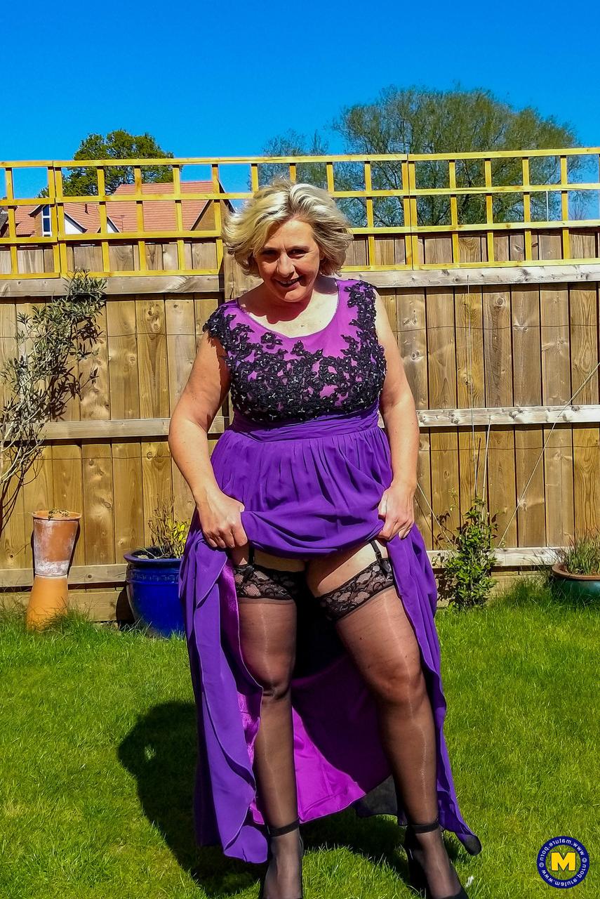 20P La rubia madura camilla creampie muestra una falda bajo la falda sin bragas al aire libre