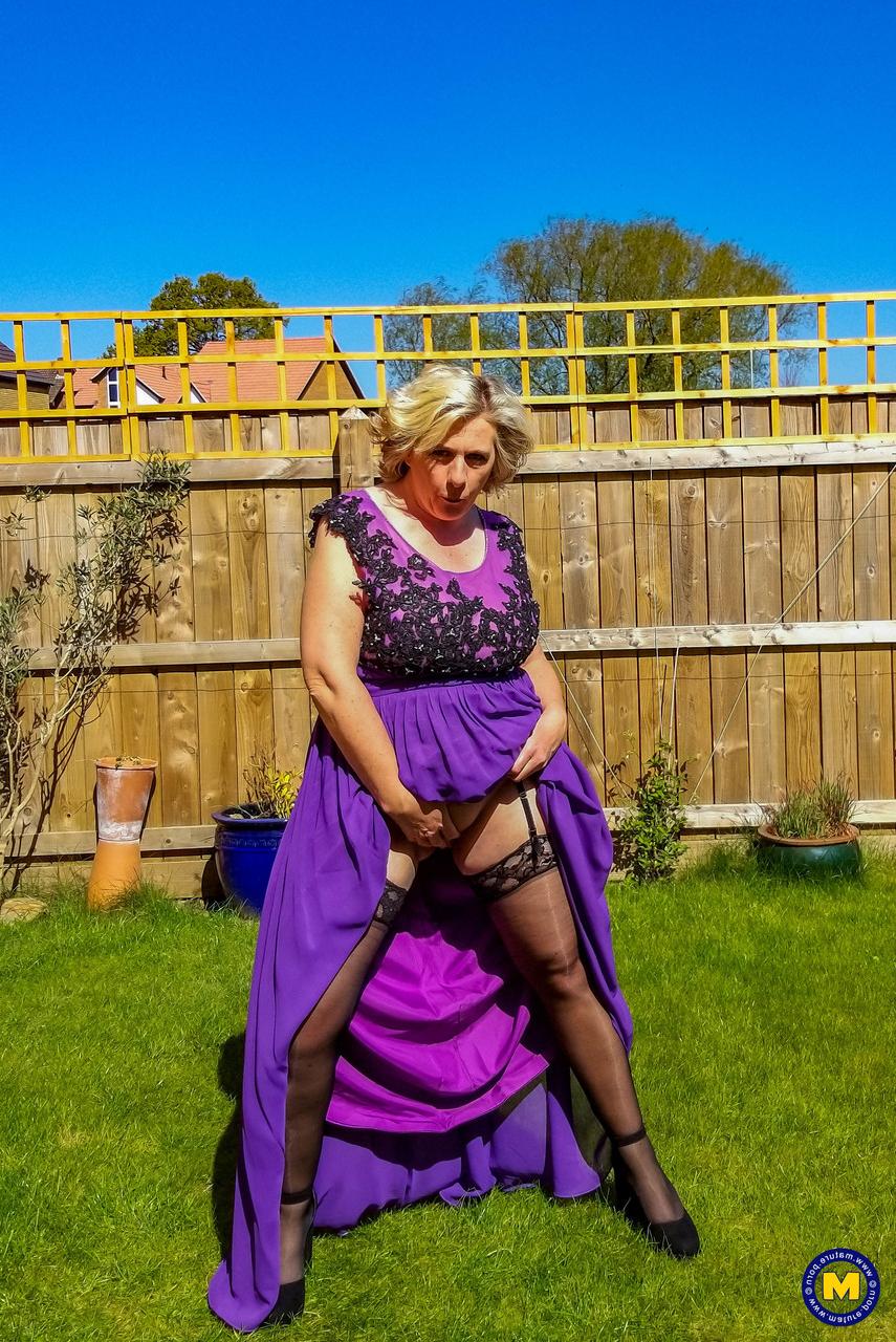 20P La rubia madura camilla creampie muestra una falda bajo la falda sin bragas al aire libre