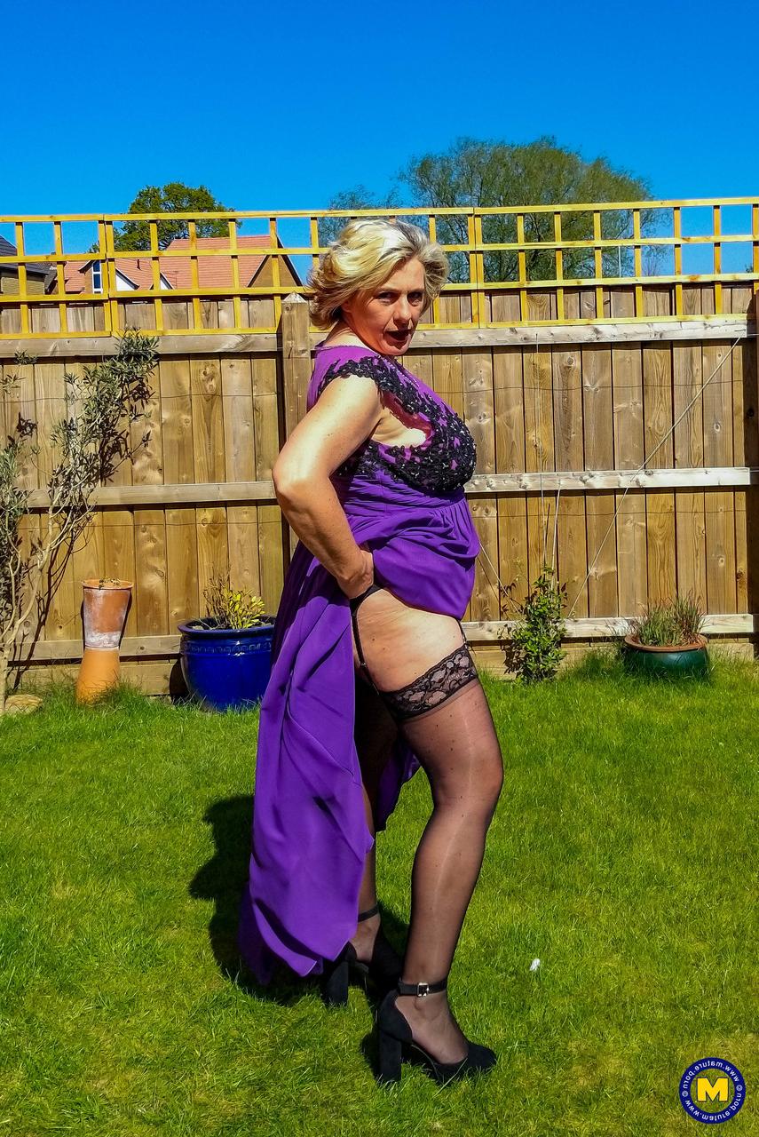 20P La rubia madura camilla creampie muestra una falda bajo la falda sin bragas al aire libre