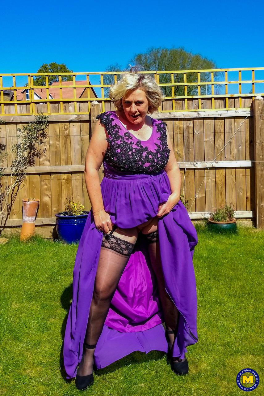 20P La rubia madura camilla creampie muestra una falda bajo la falda sin bragas al aire libre