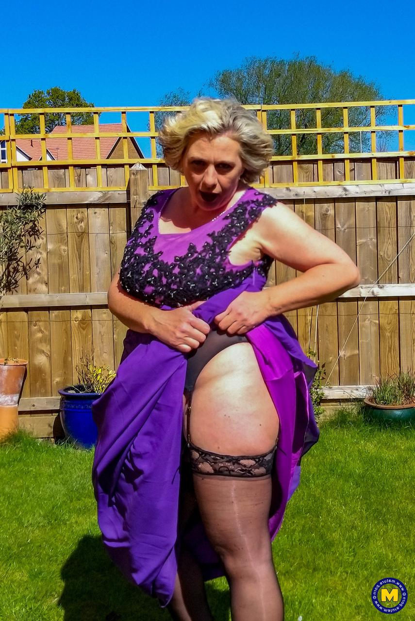 20P La rubia madura camilla creampie muestra una falda bajo la falda sin bragas al aire libre