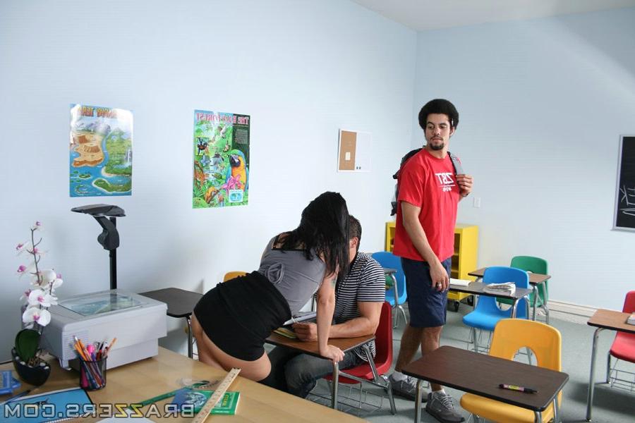 20P A professora Victoria Sin balança sua bunda grande no pau de seus alunos na sala de aula