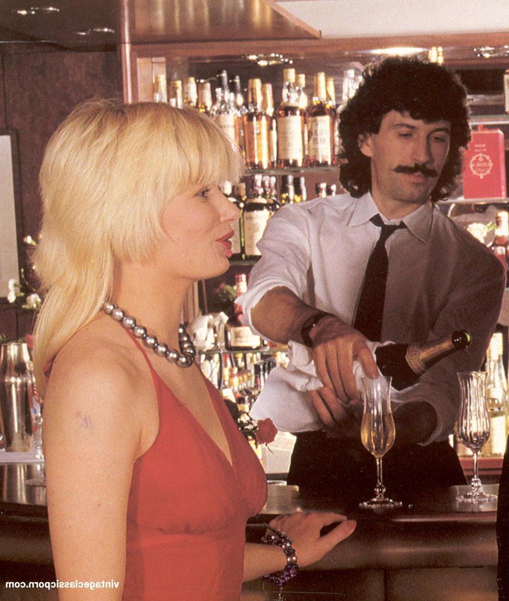 20P Noiva excêntrica e uma loira gostosa trocam de parceiros em um bar em um quarteto vintage