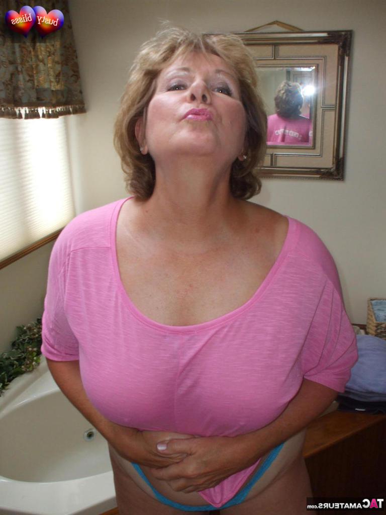 20P A gordinha madura Busty Bliss expõe seus peitos grandes em roupas íntimas de renda