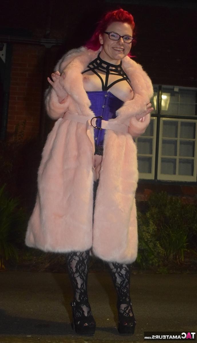16P Redheaded amateur Mollie Foxxx flashes at night in a long coat