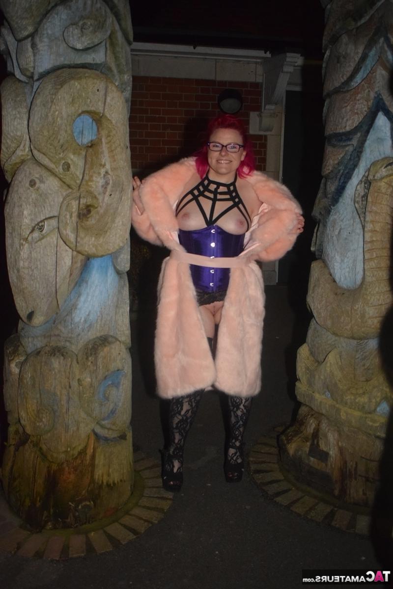 16P Redheaded amateur Mollie Foxxx flashes at night in a long coat
