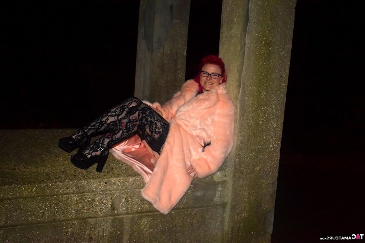 16P Redheaded amateur Mollie Foxxx flashes at night in a long coat
