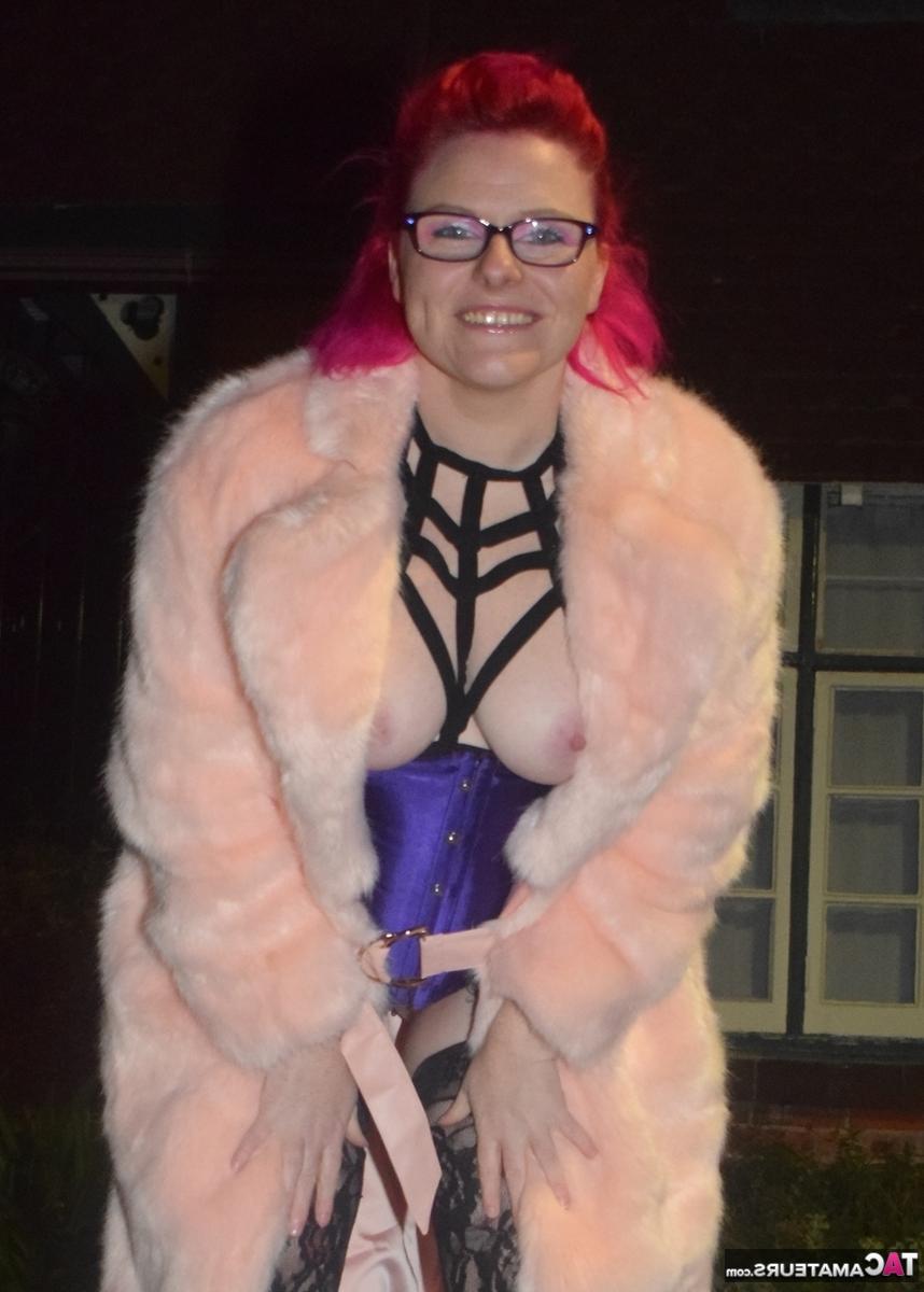16P Redheaded amateur Mollie Foxxx flashes at night in a long coat