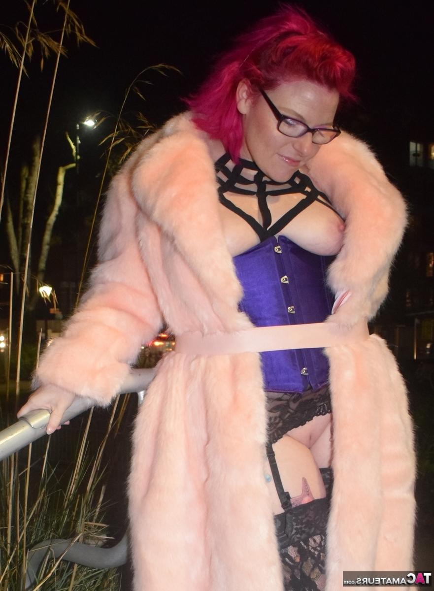 16P Redheaded amateur Mollie Foxxx flashes at night in a long coat