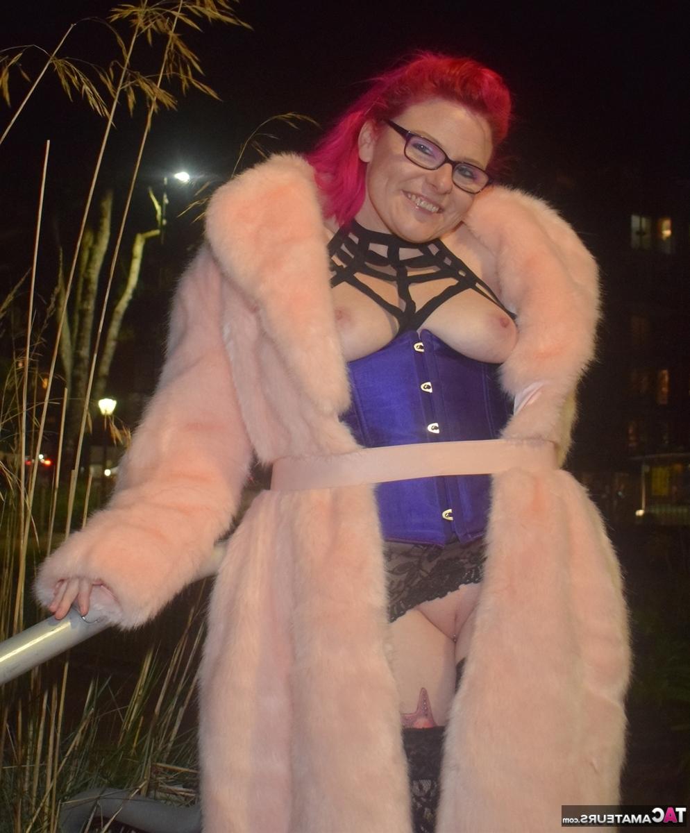 16P Redheaded amateur Mollie Foxxx flashes at night in a long coat