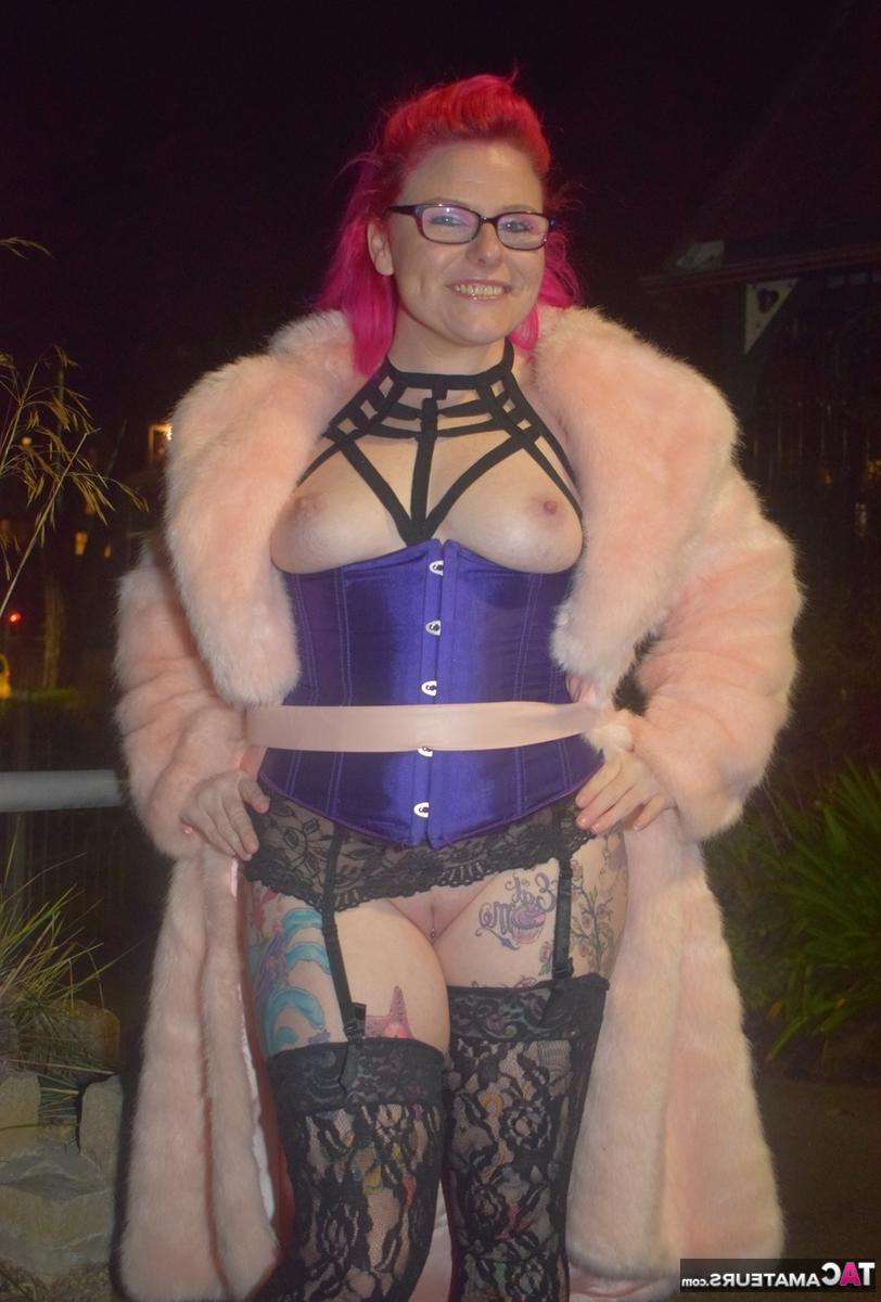 16P Redheaded amateur Mollie Foxxx flashes at night in a long coat