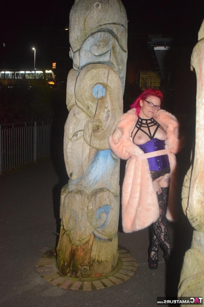 16P Redheaded amateur Mollie Foxxx flashes at night in a long coat