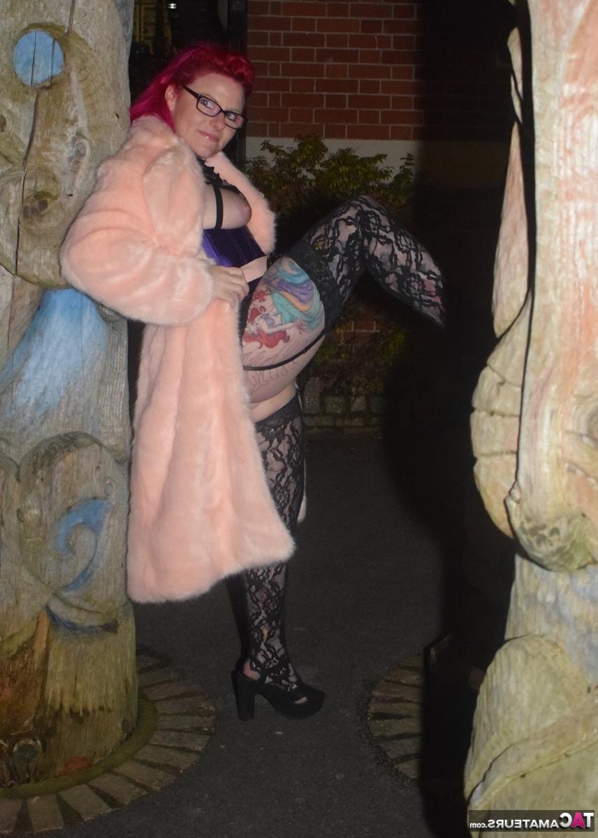 16P Redheaded amateur Mollie Foxxx flashes at night in a long coat