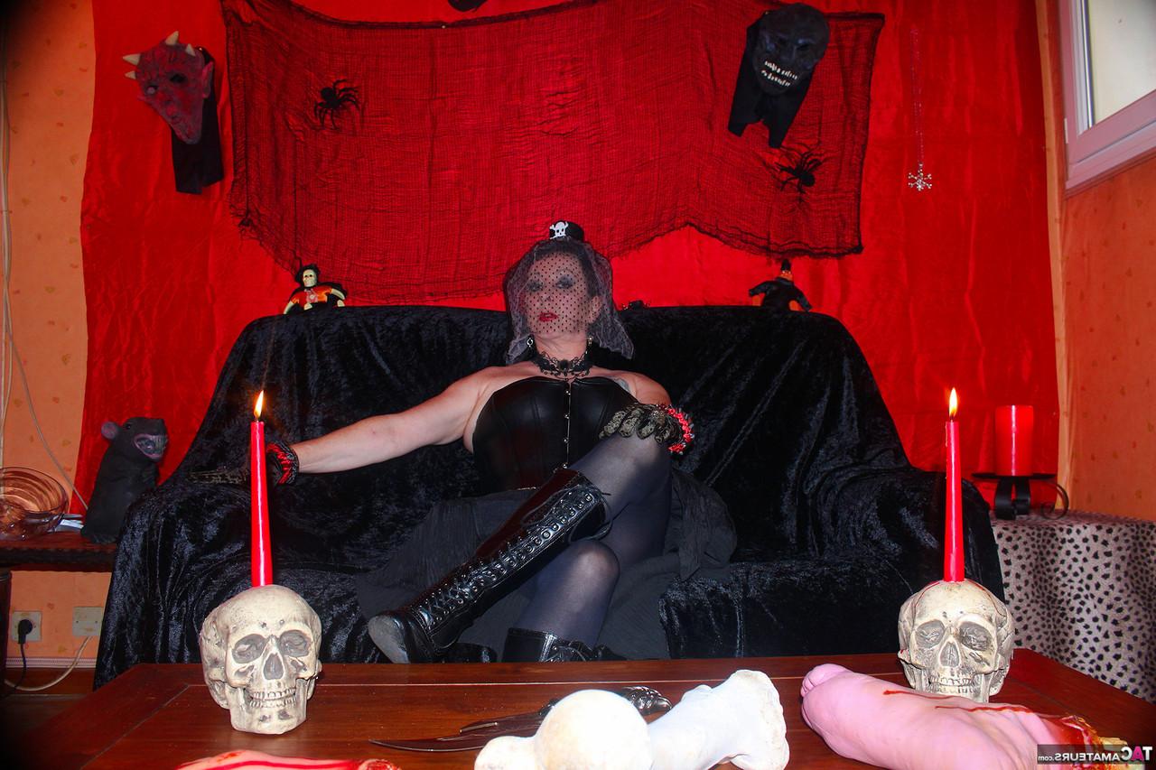 16P La madura Mary Bitch se abre las pantimedias para mostrar su coño en Halloween