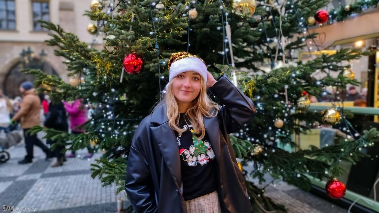 15P A loira Chloe Chevalier faz anal enquanto comemora as festas de fim de ano