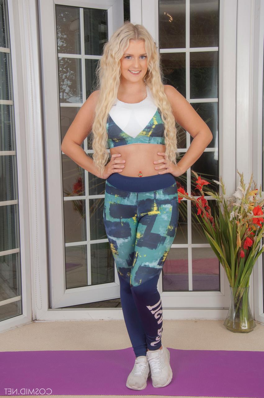 16P Die vollbusige Blondine Lycia Lawrence gibt ihr Nacktdebüt auf einer Yogamatte